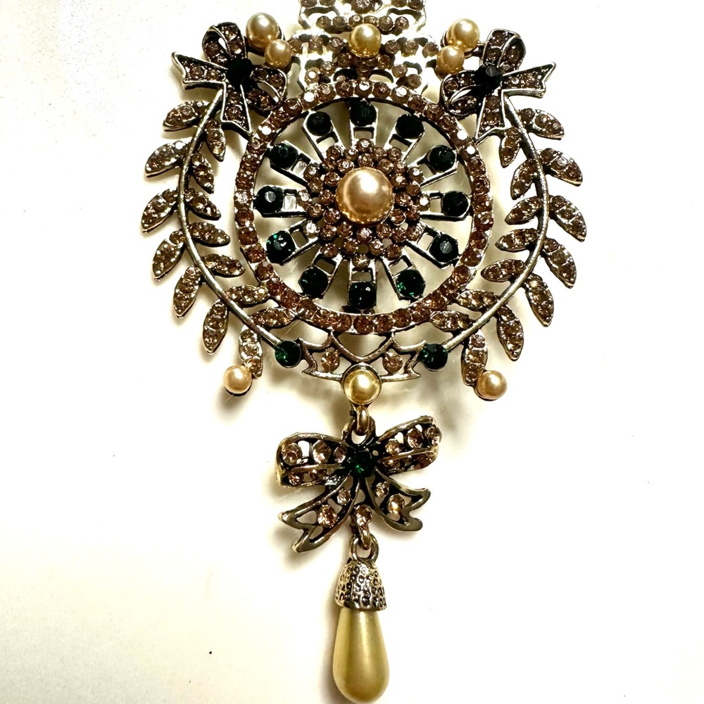 Vintage Elegant Gold and Green Pendant
